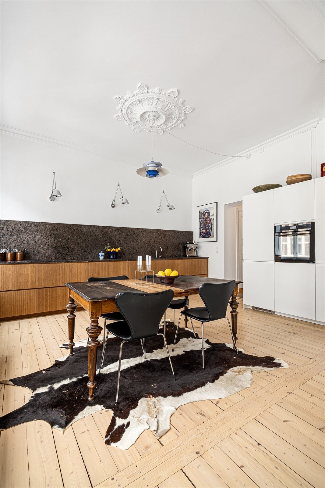 Kjøkkensone med god arbeidsflate og rikelig skap-/skuffeplass - praktisk utformet for hverdagsmatlaging. Løsningen ligger åpent mot stuen og gjør det enkelt å ha kontakt med gjester mens du lager mat. Galleribilde