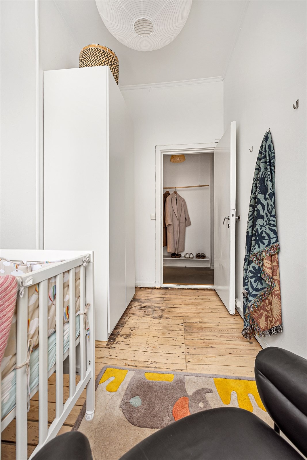 Soverom 2: innredet med garderobeskap og plass til seng/barne- eller arbeidsplass - originalt tregulv og praktisk adkomst mot entré. Galleribilde