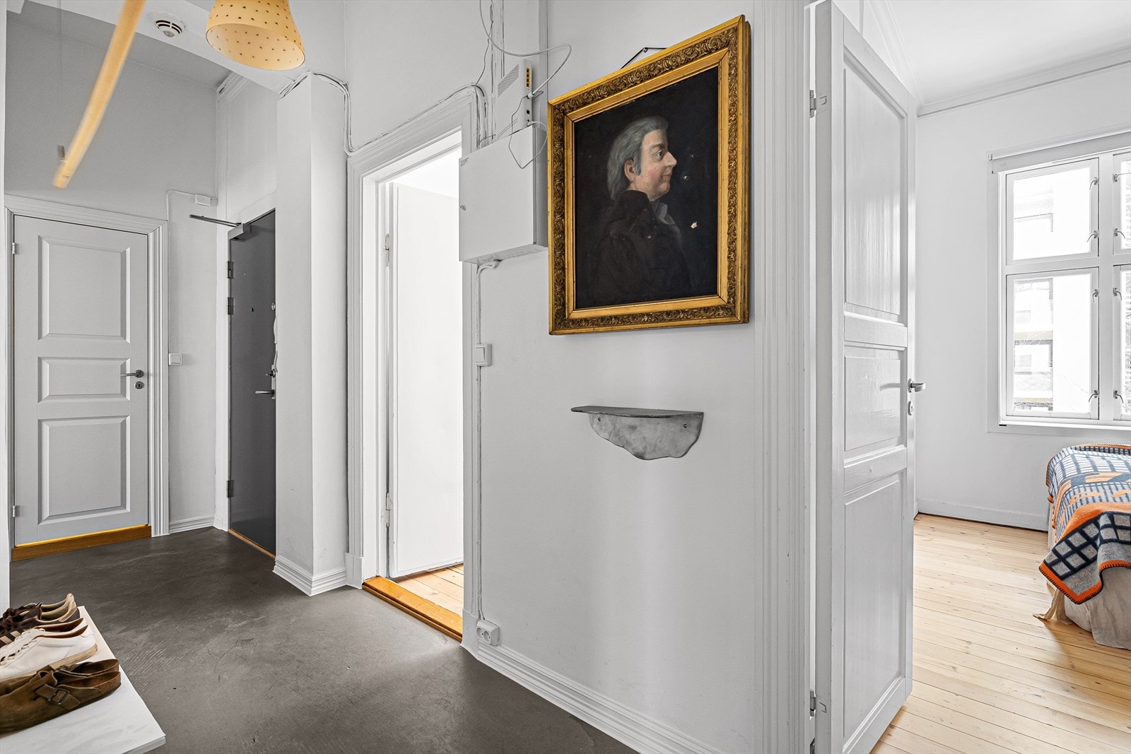 Gang med fin bredde og god flyt videre inn i leiligheten. Praktisk sone som gjør det enkelt å holde boligen organisert, med plass til både kommode og knagger. Galleribilde