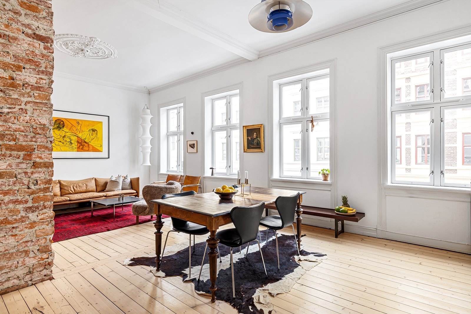 Stue med plass til sofakrok og spisebord - store vindusflater gir godt lys. Galleribilde