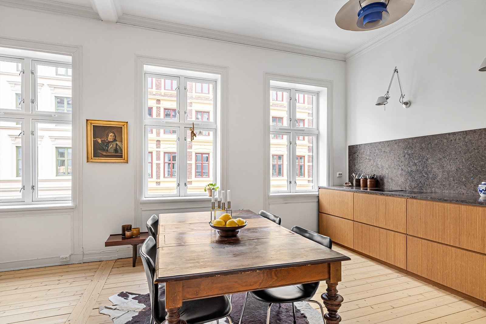 Trivelig spiseplass ved vindu - et naturlig samlingspunkt i leiligheten. God plass til å kombinere spisebord med oppbevaring/benk, og svært hyggelig romfølelse. Galleribilde