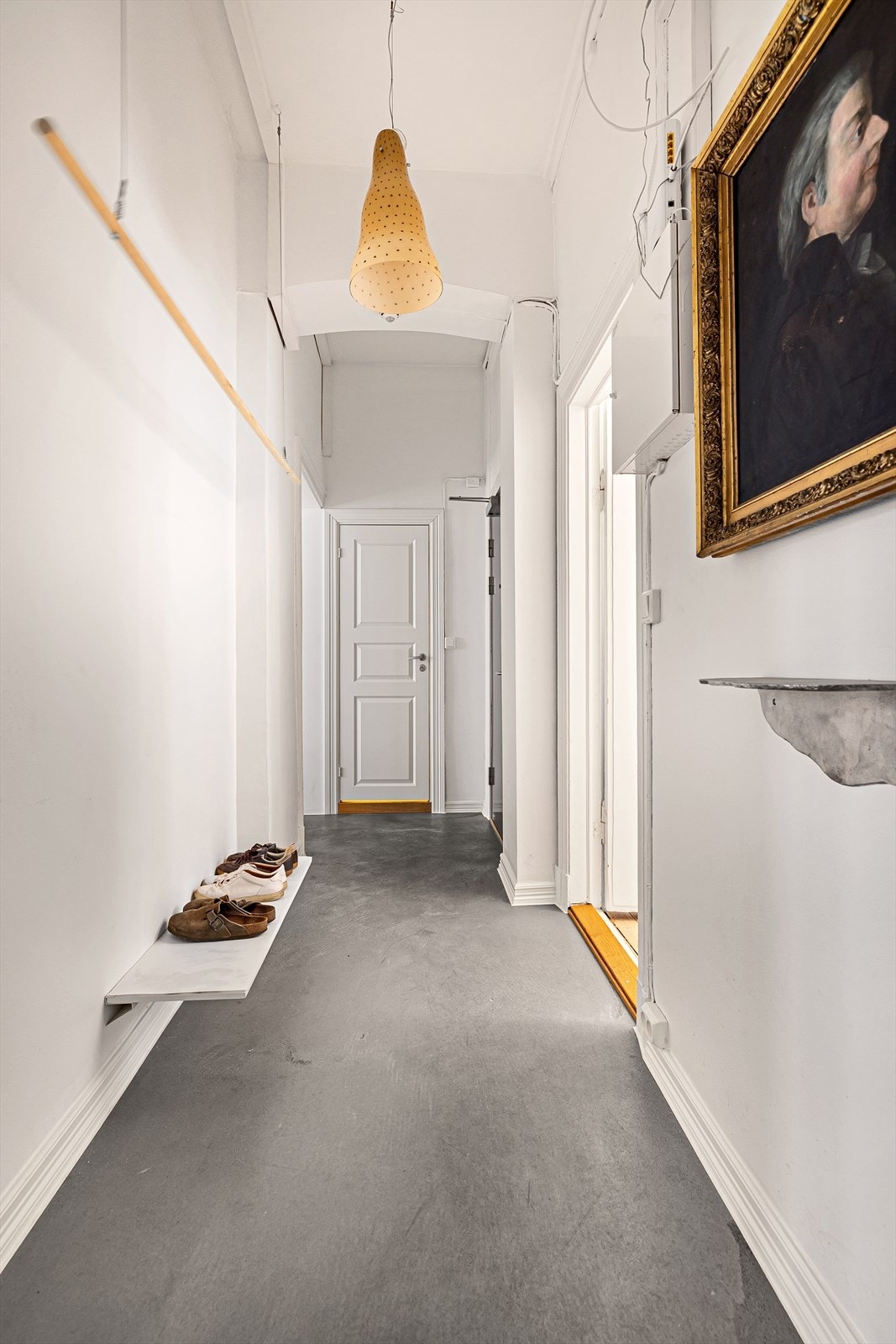 Entré - velkommen inn, med plass til oppbevaring. Galleribilde