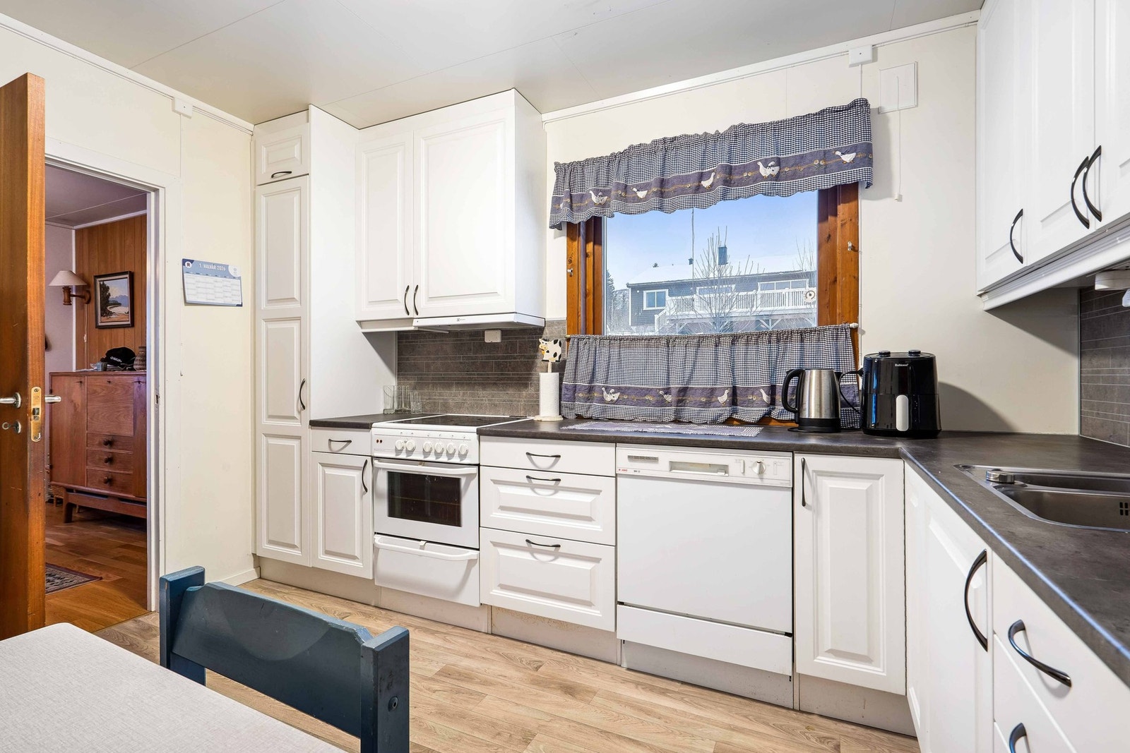 Stort kjøkken med mye skap- og benkeplass. Nytt i 2015. Galleribilde