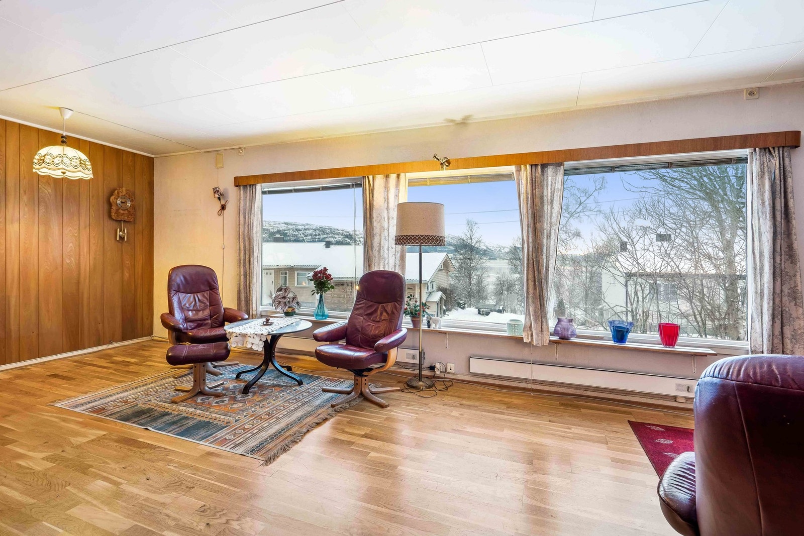 Romslig stue med fin utsikt utover fjorden! Galleribilde