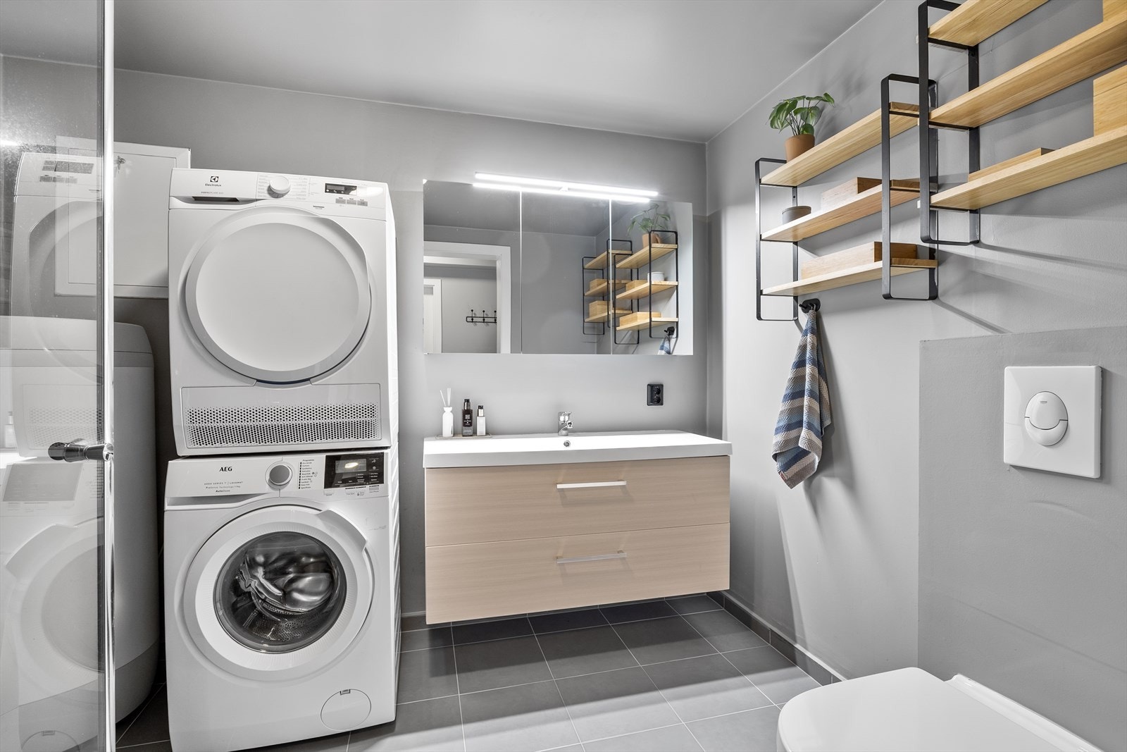 Pent og delikat baderom som ble utbedret i 2022. Galleribilde