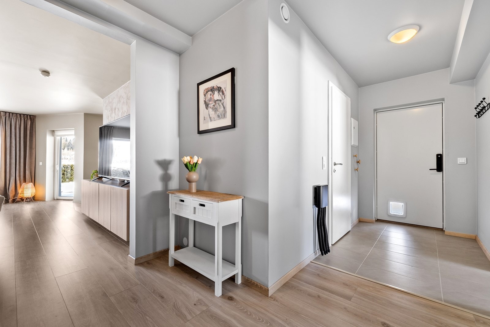 Når du kommer inn i boligen, er det første du møter en trivelig entré med god plass til garderobe. Galleribilde