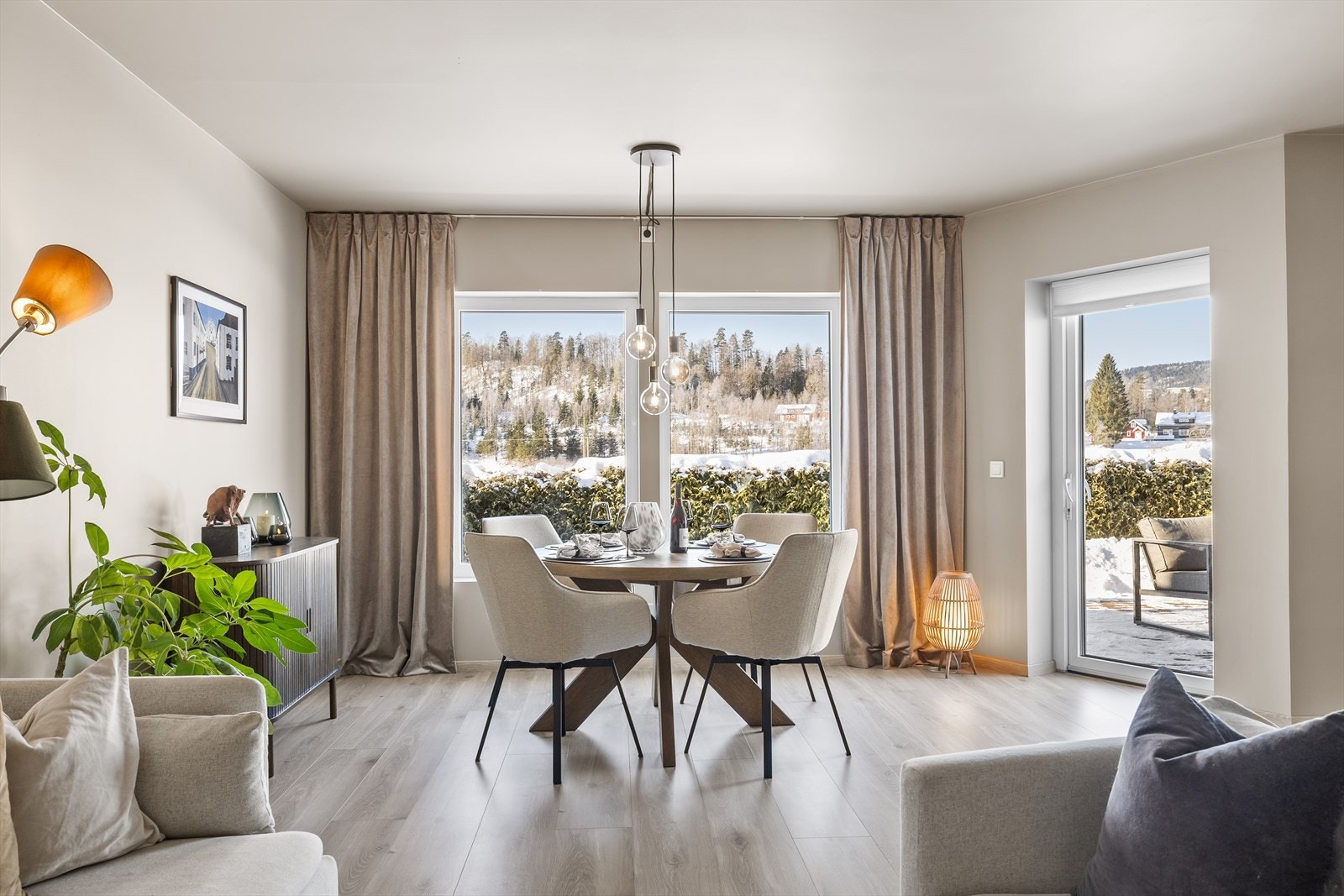 Dette er en moderne og pen leilighet fra 2018 med flere oppgraderinger i senere tid. Galleribilde