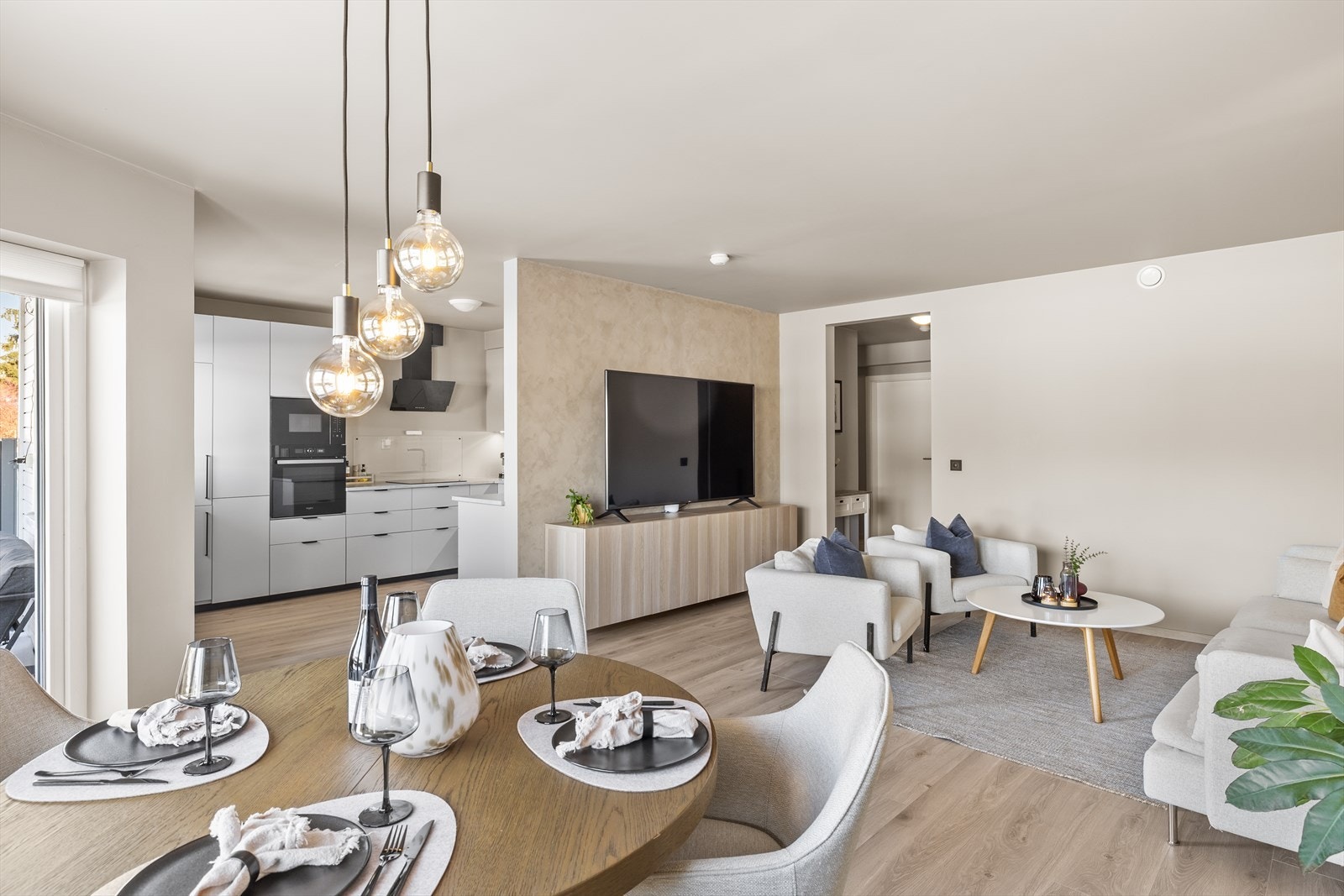 I stuen har du en naturlig plass til både sofagruppe, spisebord og TV med tilhørende møblement. Galleribilde