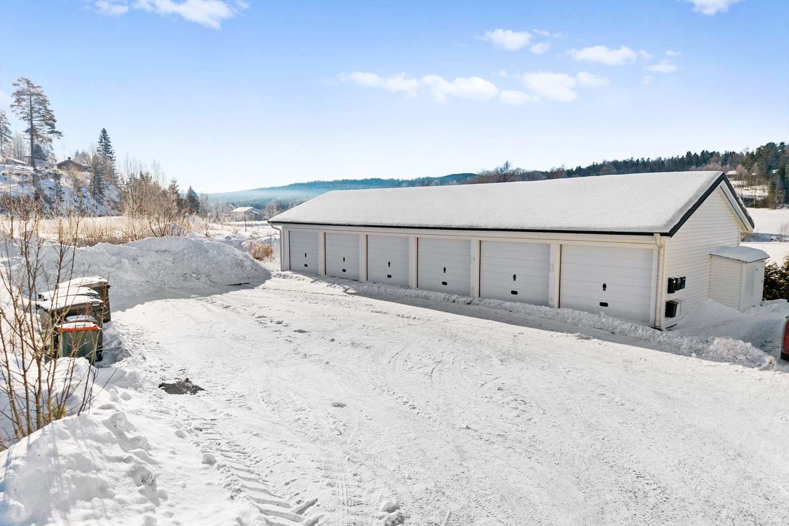 Leiligheten disponerer en garasjeplass i felles rekke. Det er el-billader utenfor leiligheten. Galleribilde