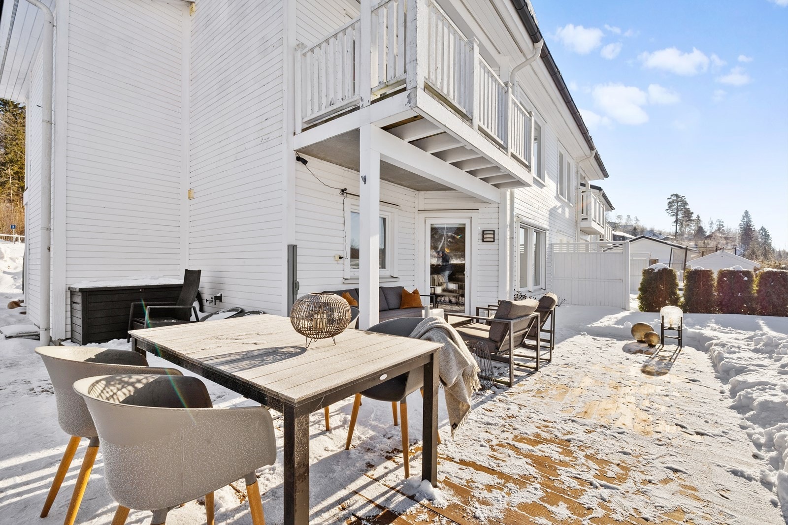 Plattingen er på ca. 37 m2 så her har du godt med boltreplass. Galleribilde