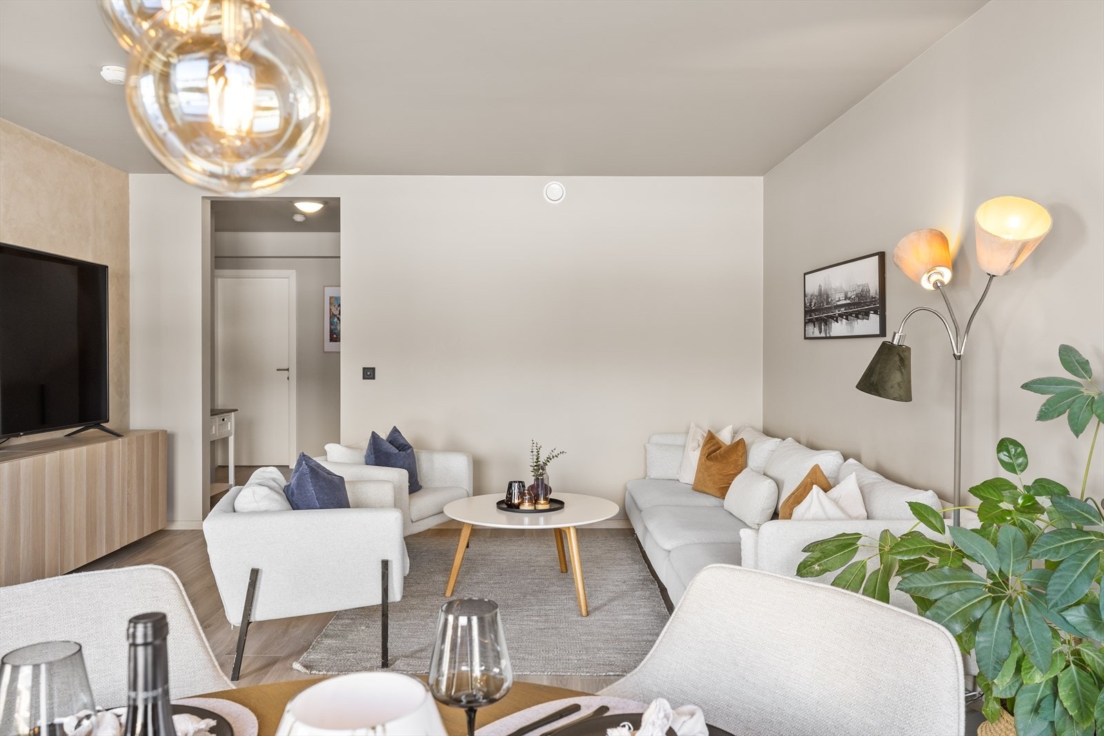 Stuen er lys og romslig i et tidsriktig fargevalg. Stue, kjøkken og gang fikk nytt gulv i 2023. Galleribilde