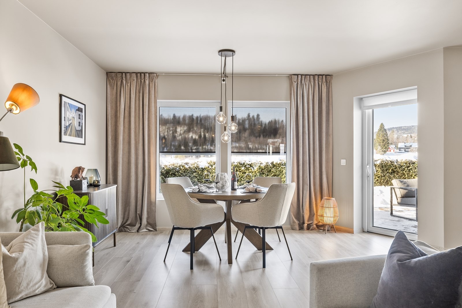 Leiligheten har masse dagslys! Det er montert elektrisk solskjerming på de to stuevinduene. Galleribilde