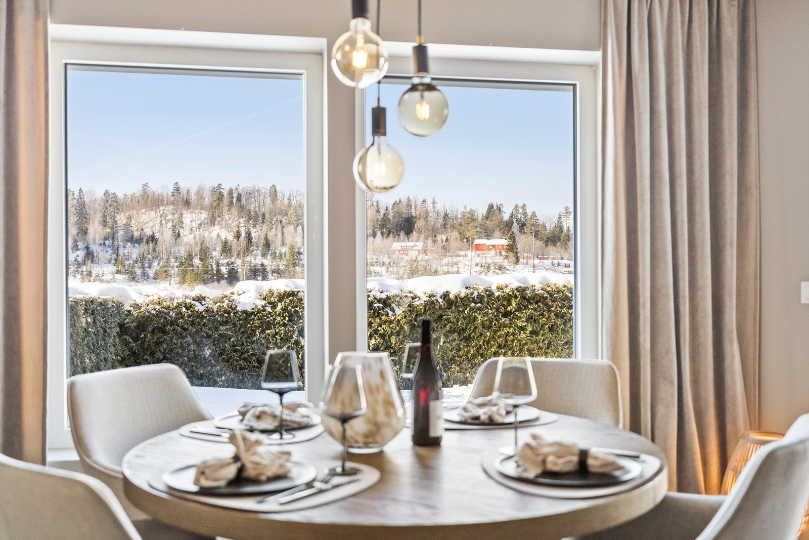 Her kan du fint nyte et godt måltid i rolige omgivelser. Galleribilde