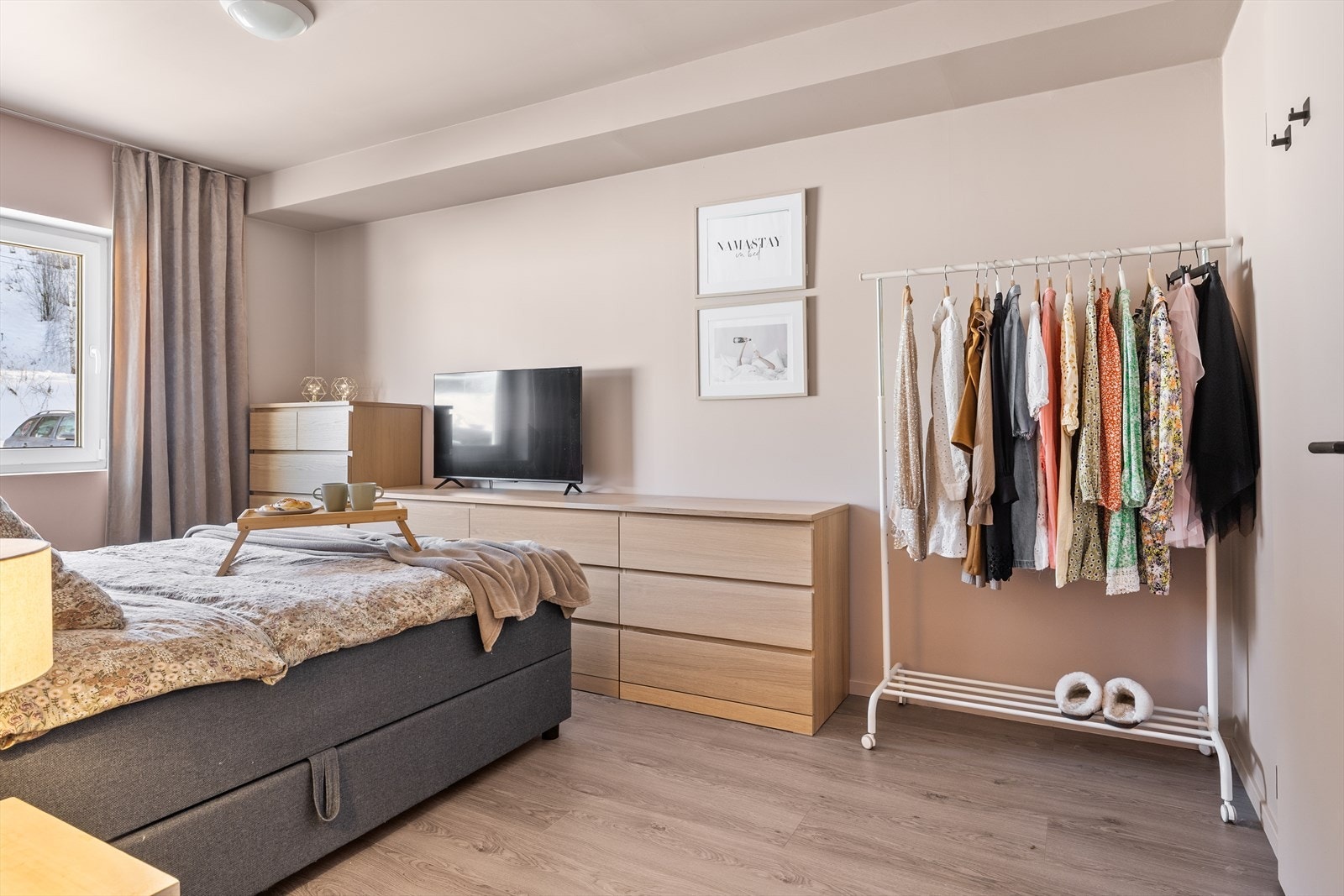 Her har du fine muligheter for gode garderobeløsninger. Fra hovedsoverommet er det tilkomst til innvendig bod. Galleribilde