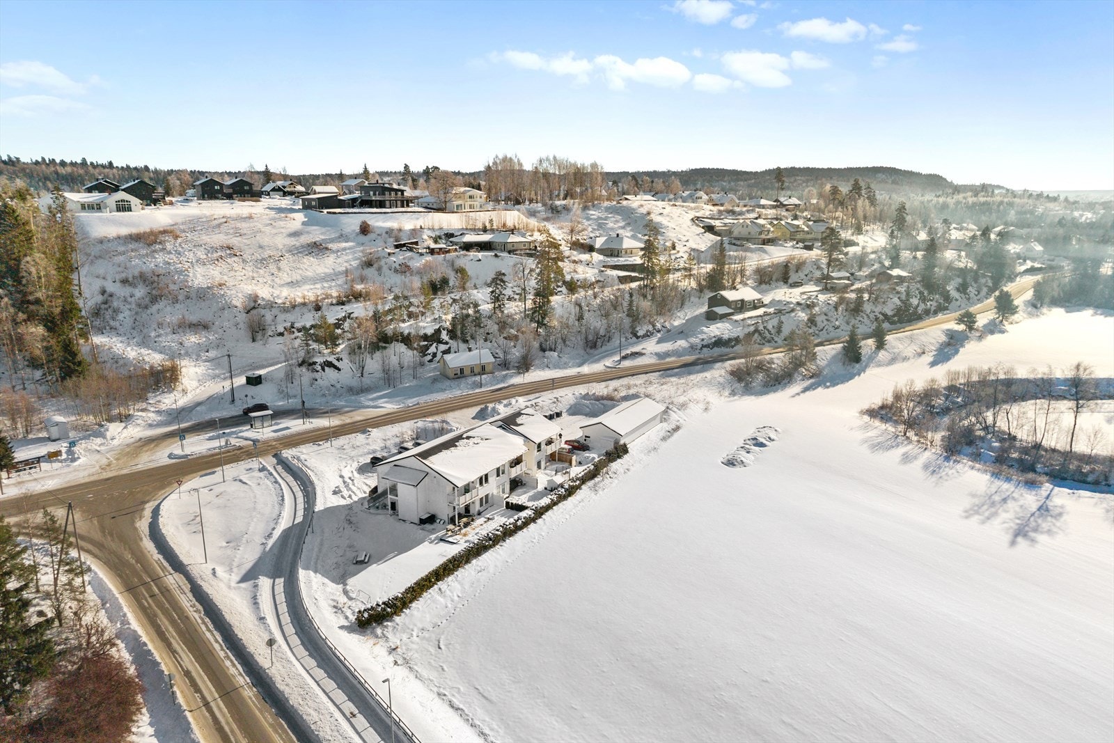 Meget flott beliggenhet i Høyjord med kort vei til skole, badevann og turterreng med en følelse av landlig frihet! Galleribilde