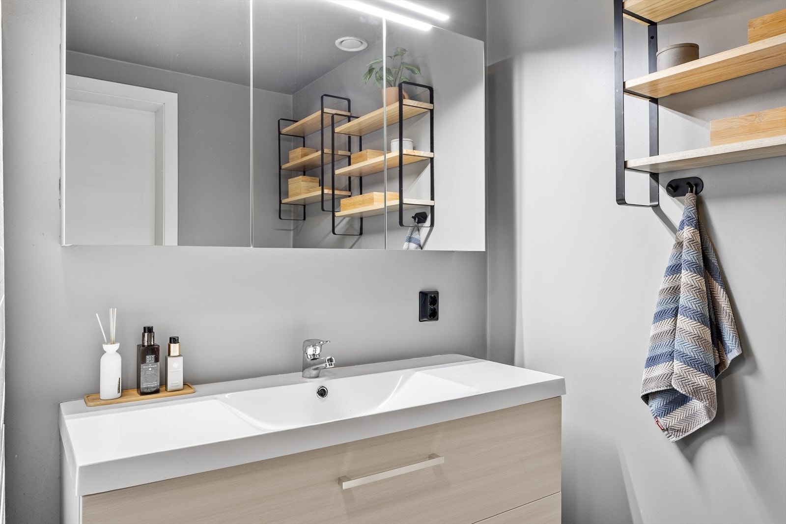 Her finner du bl. a. servant med skuffinnredning og praktisk speilskap for ekstra oppbevaring. Galleribilde