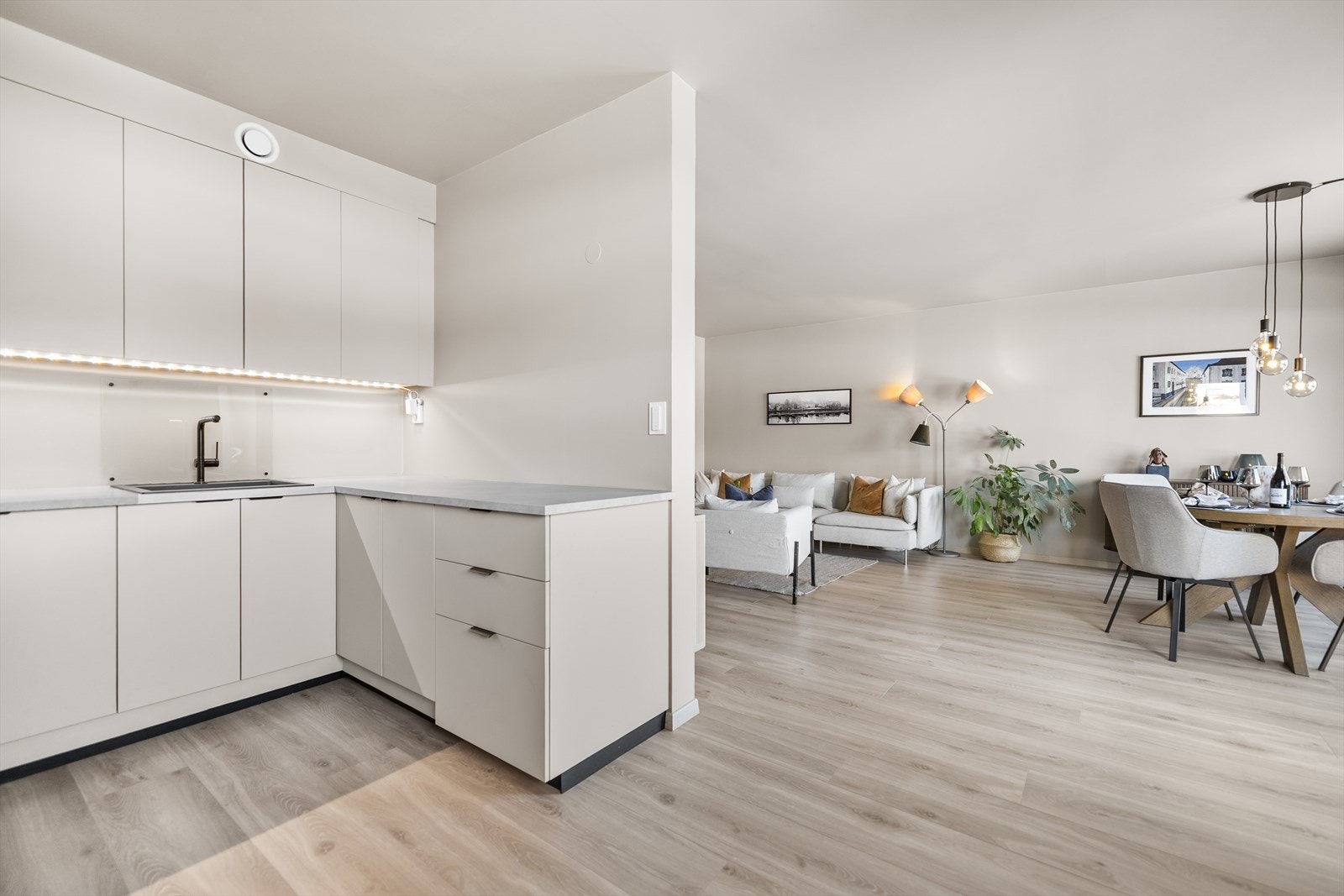 Kjøkkenet har en delvis åpen løsning mot stuen som er perfekt for sosiale sammenkomster. Galleribilde