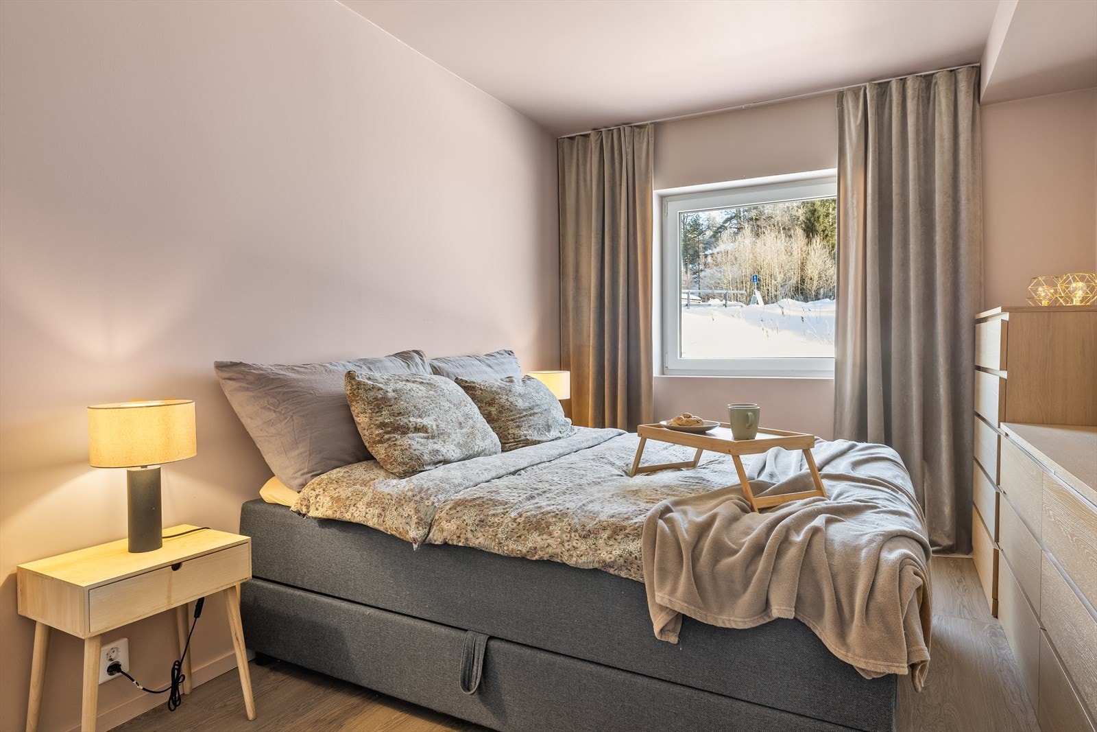 Hovedsoverommet er svært romslig og har plass til dobbeltseng, nattbord på hver side og øvrig møblement. Galleribilde