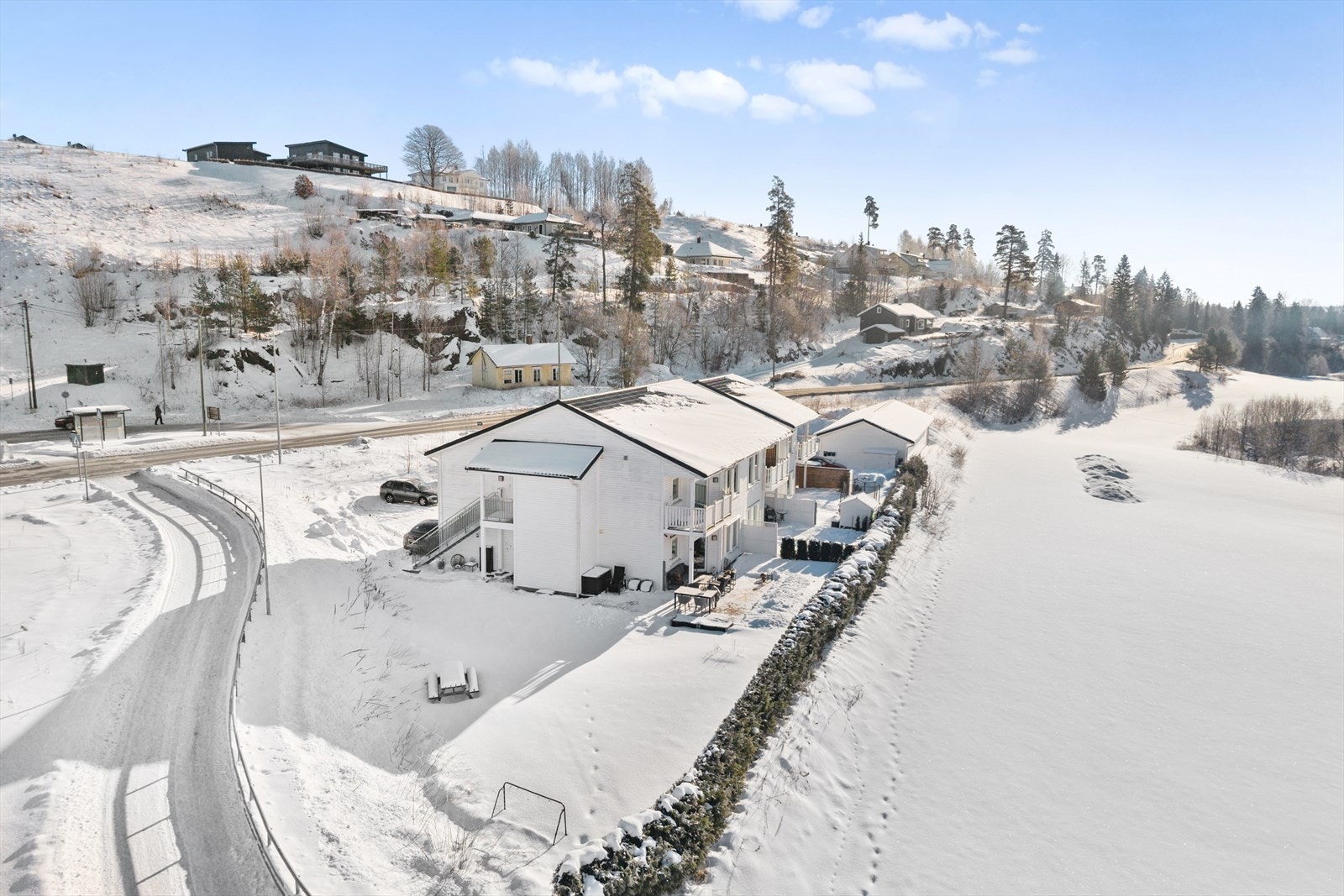 Dette er en leilighet som kan passe folk i alle faser. Alt er på en flate og på bakkeplan. Galleribilde