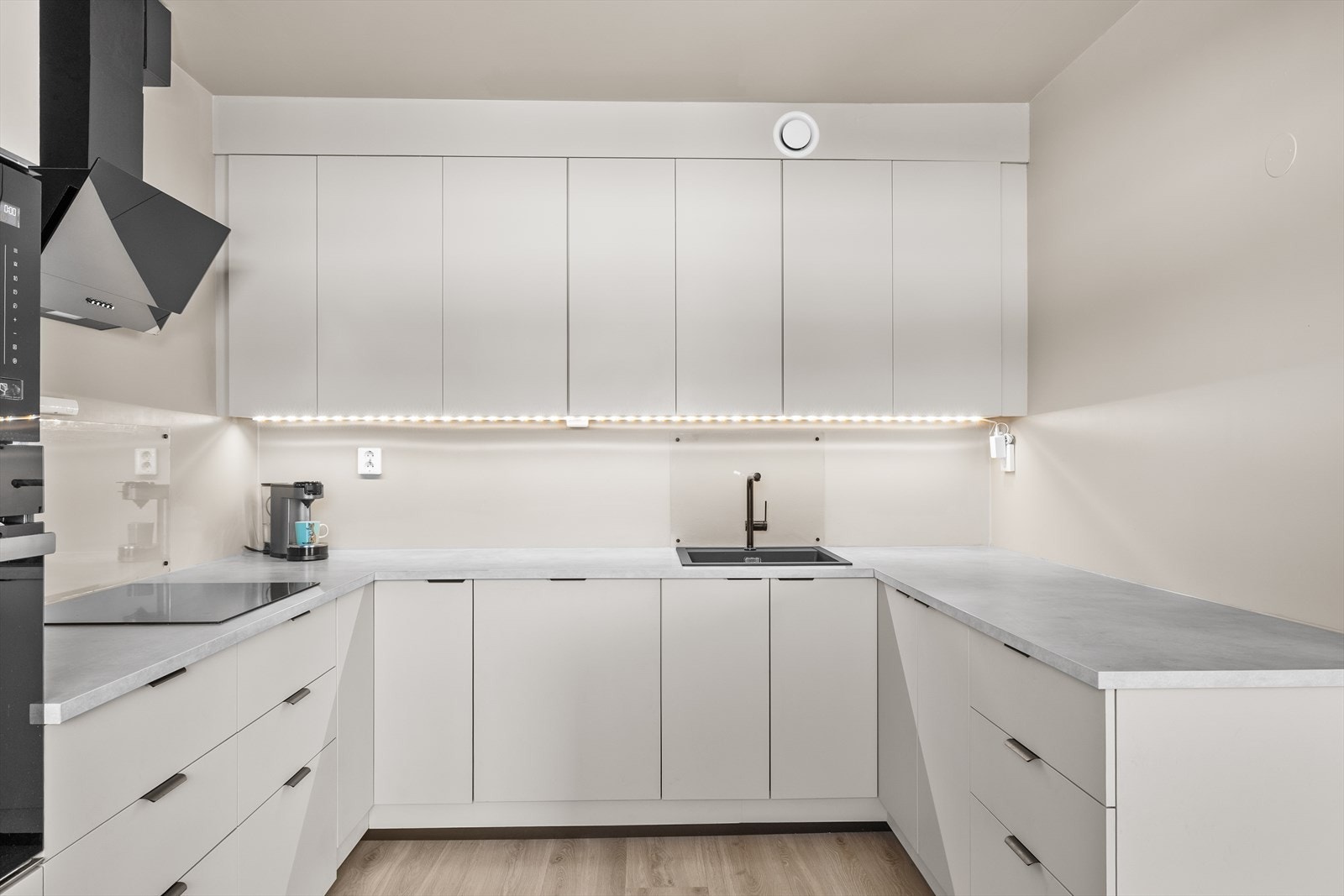 Det er godt med skap- og benkeplass på kjøkkenet for matlaging og oppbevaring. Galleribilde