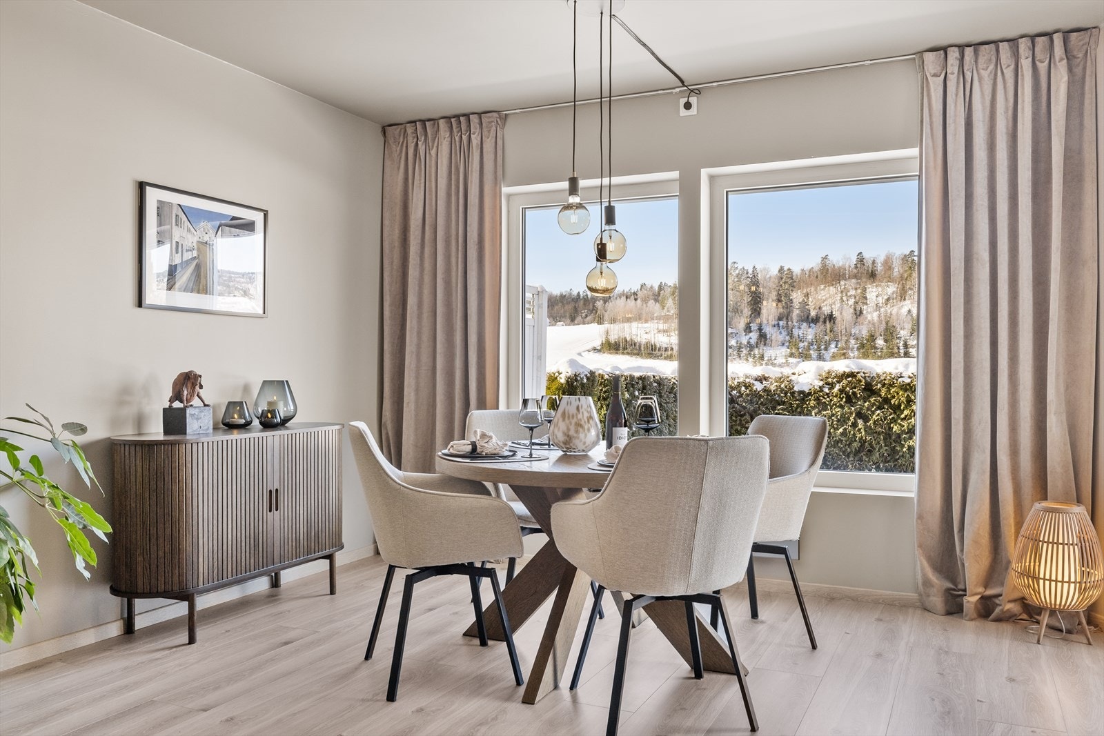 Det er store vindusflater som slipper inn rikelig med naturlig lys i boligen. Galleribilde