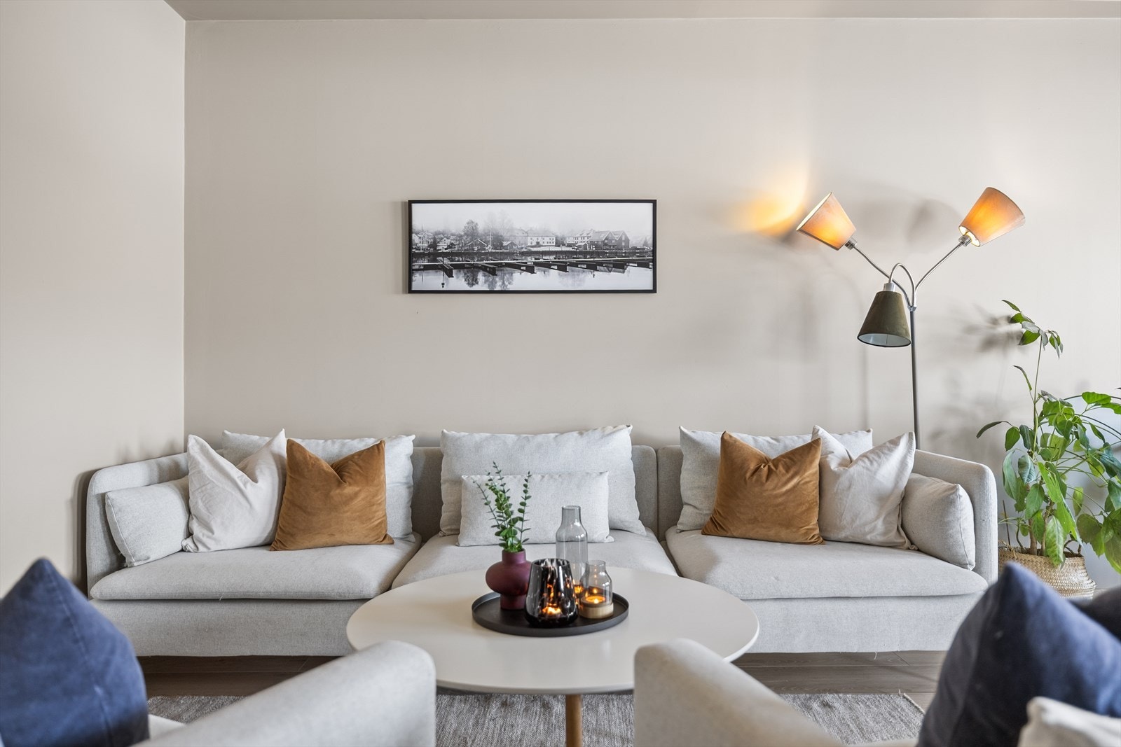 Lun og god atmosfære i sofahjørnet. Galleribilde