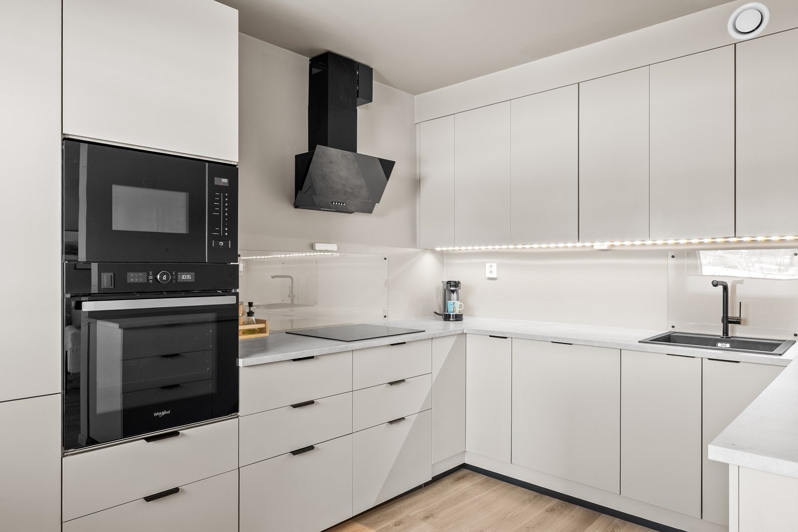 Det er integrert stekeovn, mikrobølgeovn, platetopp, oppvaskmaskin og kjøl-/fryseskap. Galleribilde