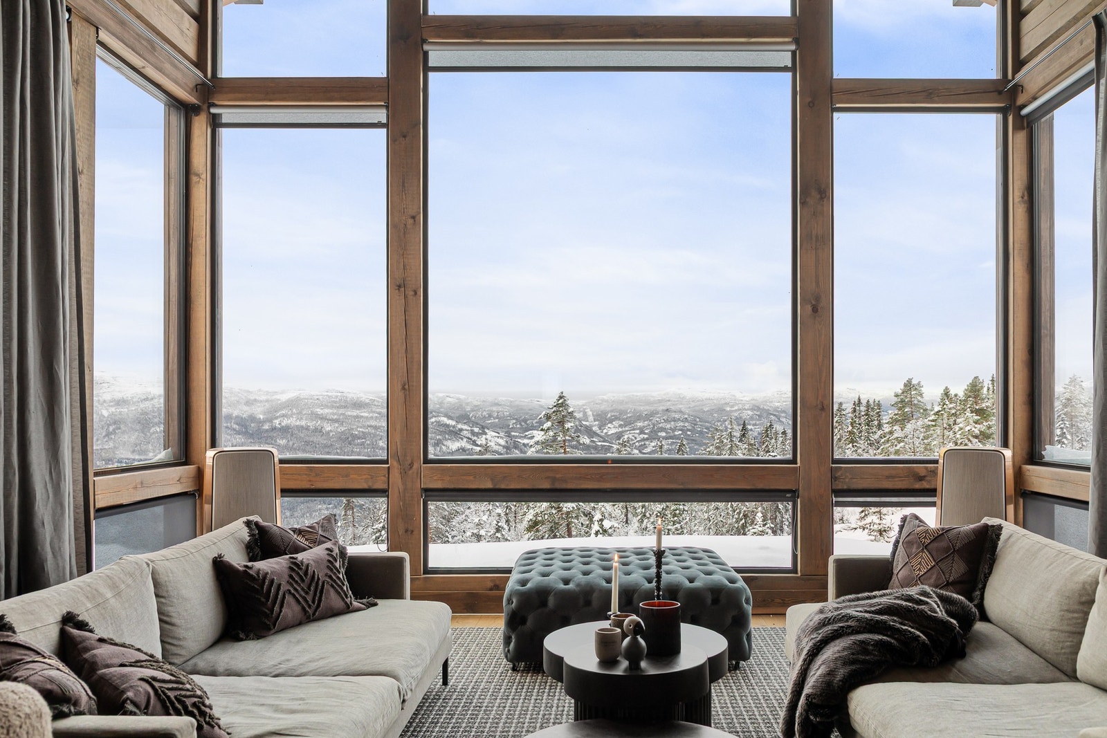 Hytta ligger skjermet til i første rekke Galleribilde