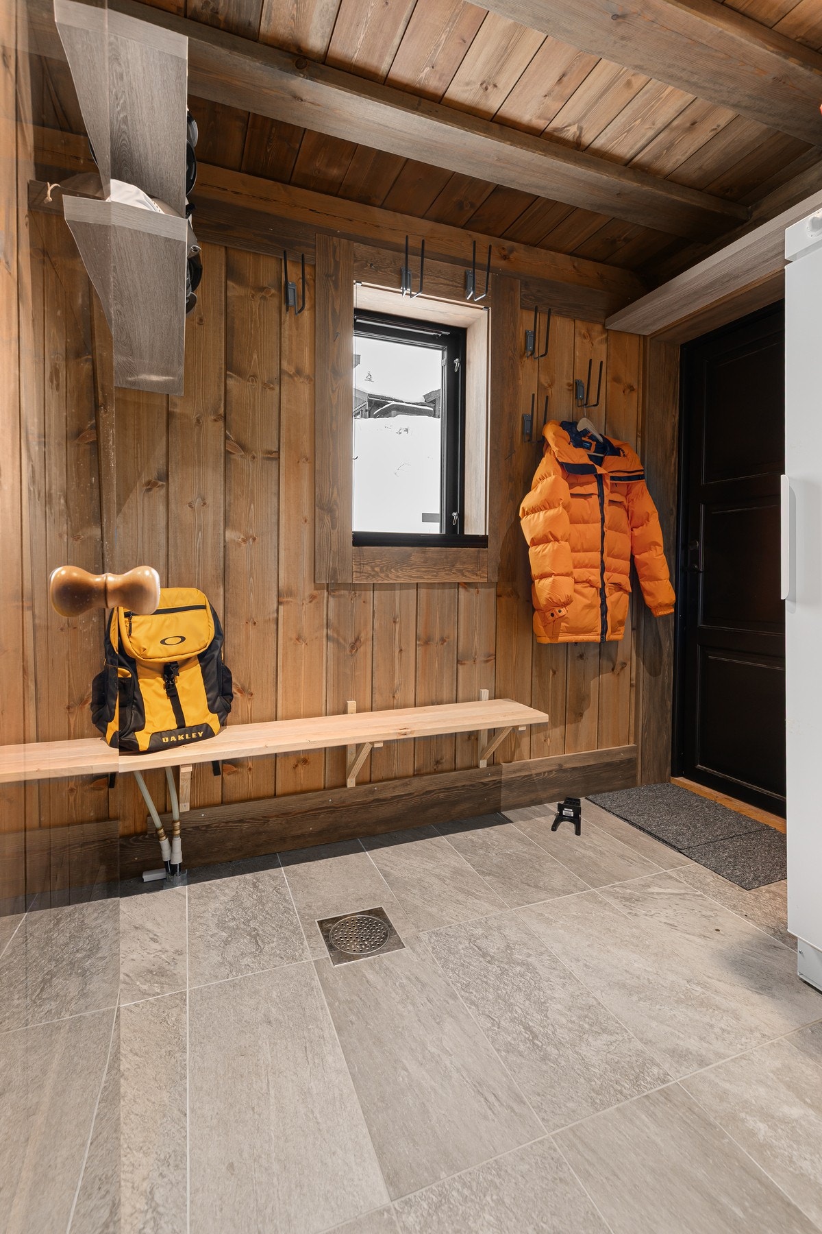 Fra entréen har du adkomst til stort walk-in closet og oppbevaring av utstyr Galleribilde