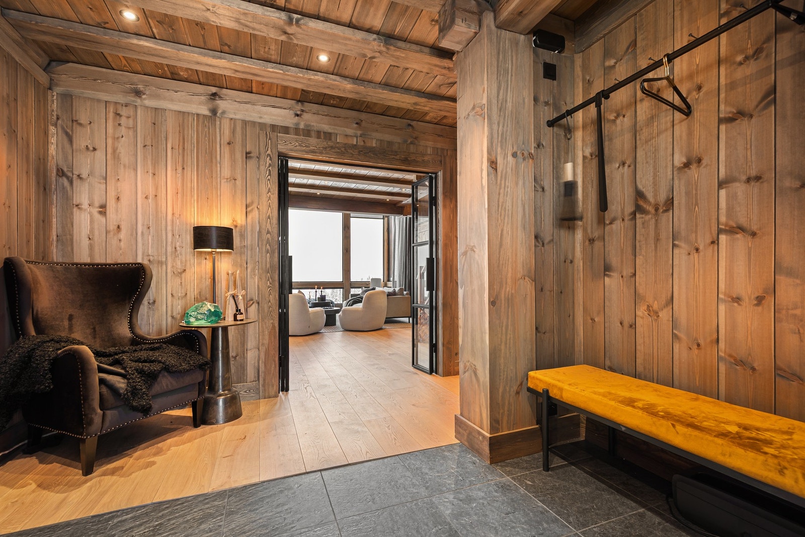 Romslig entré med naturlig lys som skaper en hyggelig velkomst Galleribilde