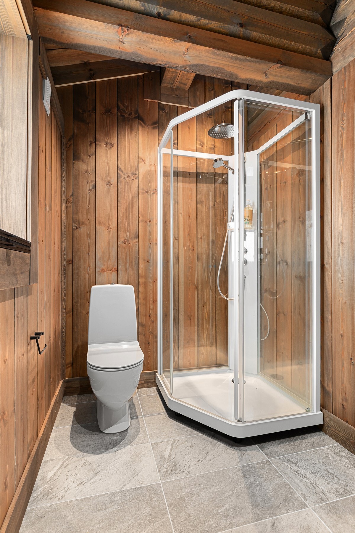 Her har du servant, toalett og dusj. Galleribilde