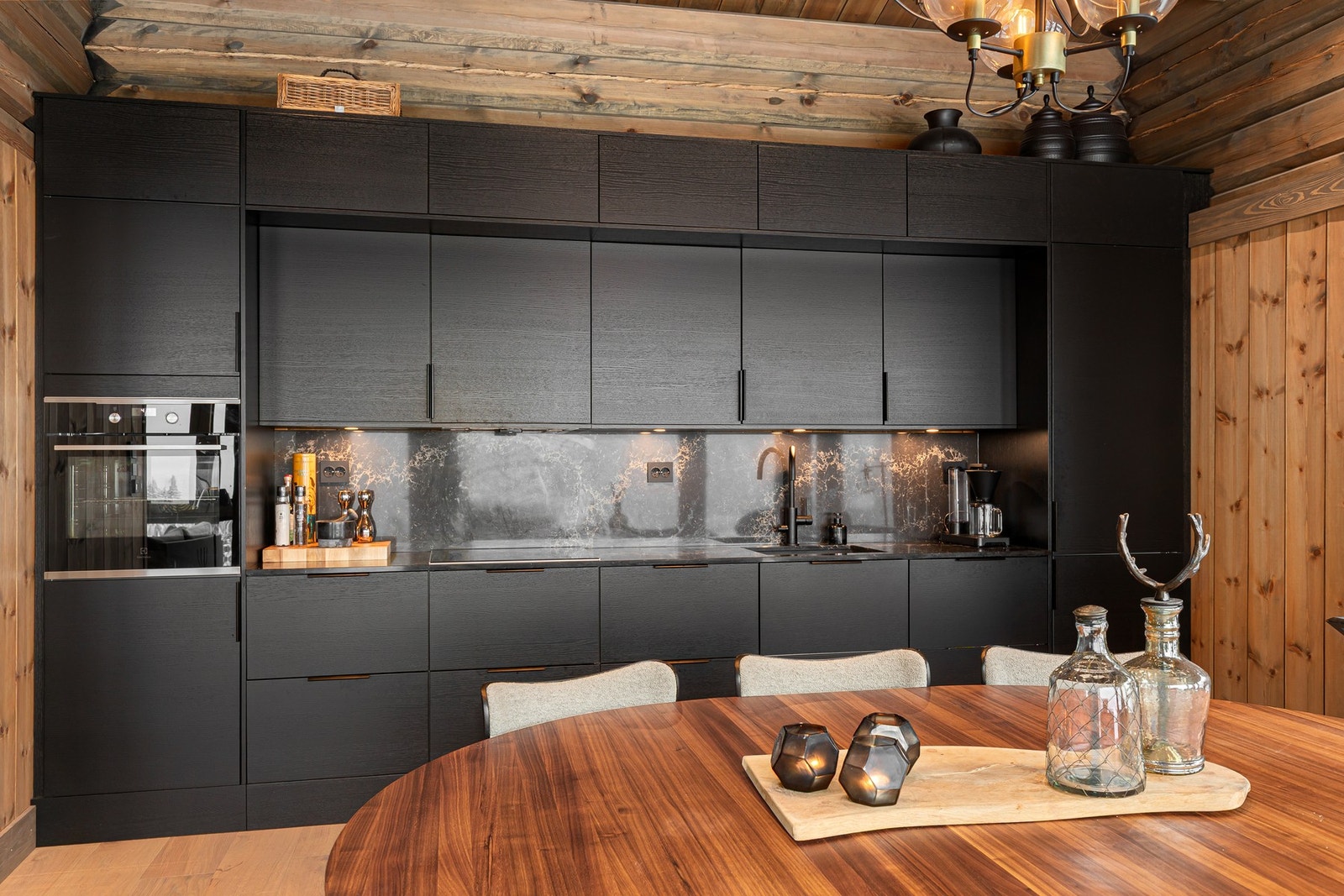 Kjøkkenet ligger i naturlig tilknytning til spisesonen Galleribilde