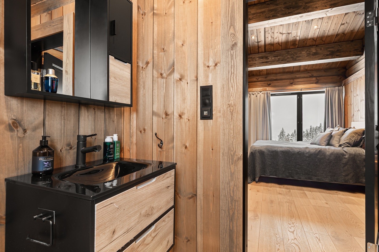 Videre har du også tilkoblet, privat baderom med dusj og WC Galleribilde