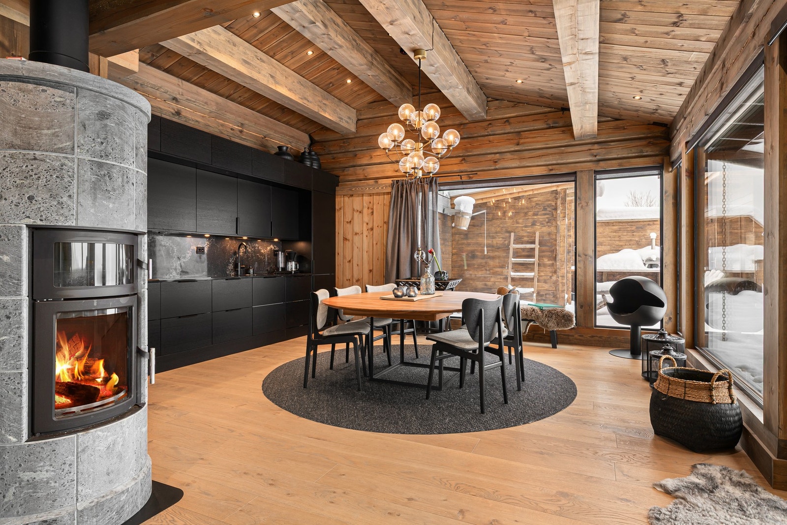 Peisen fungerer som et naturlig midtpunkt og deler stuen på en harmonisk måte Galleribilde