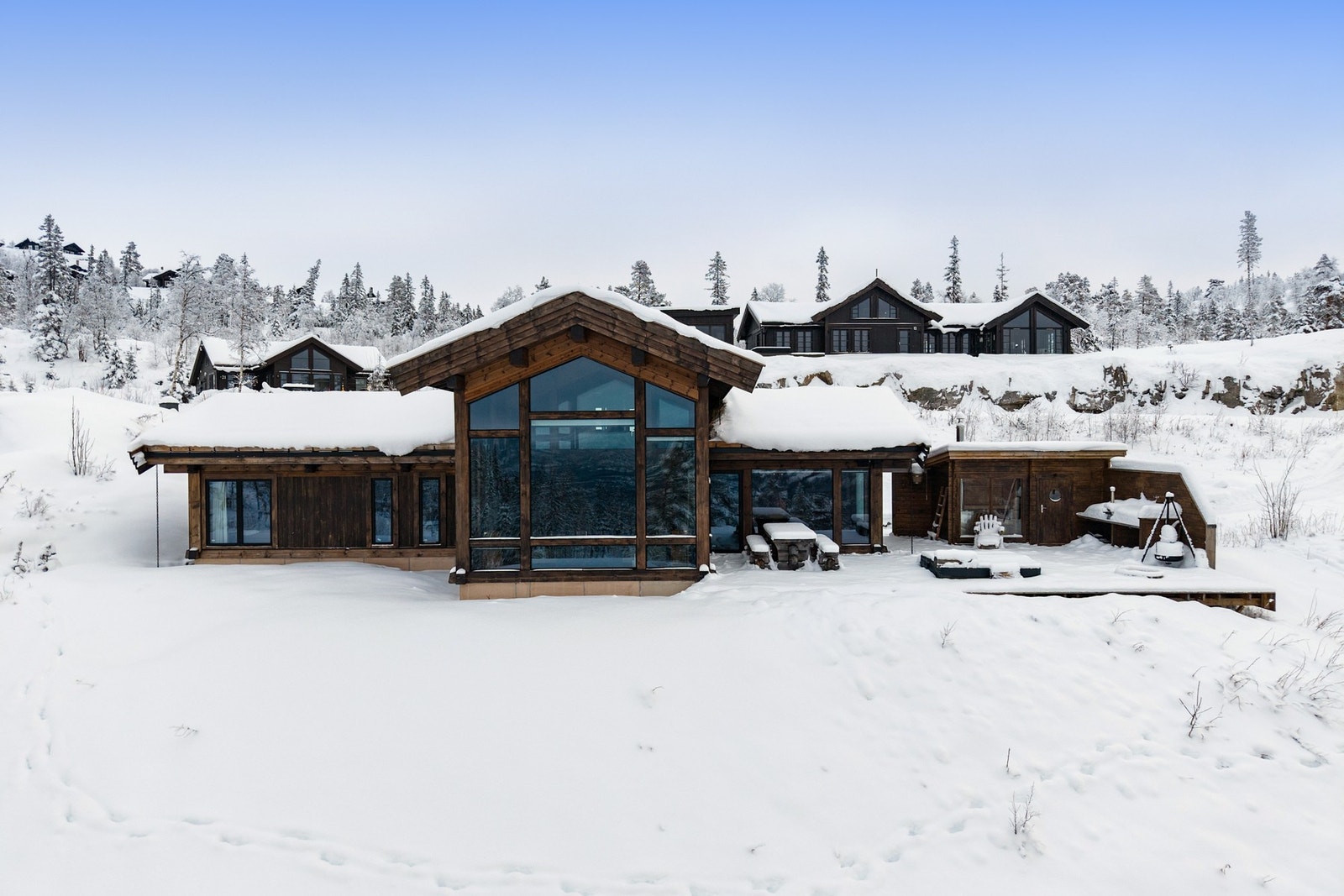 PrivatMegleren v/ Ellen Pike & Ulrik G. Johanson har gleden av å presentere Rakketjenn 18! Galleribilde