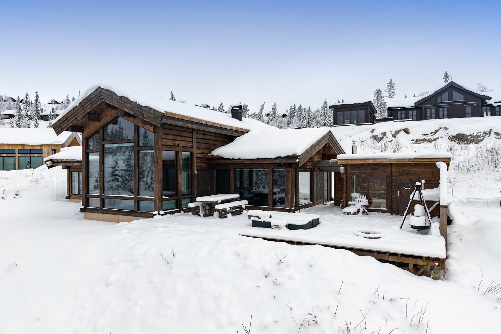 Stilren og robust hytte i naturskjønne omgivelser Galleribilde