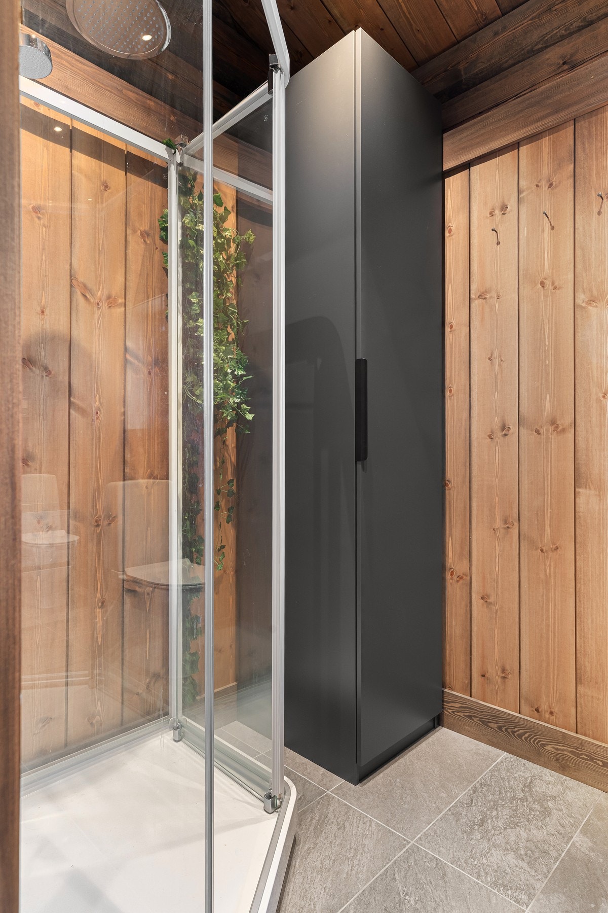 Baderom i lekker utførelse og lyst design Galleribilde