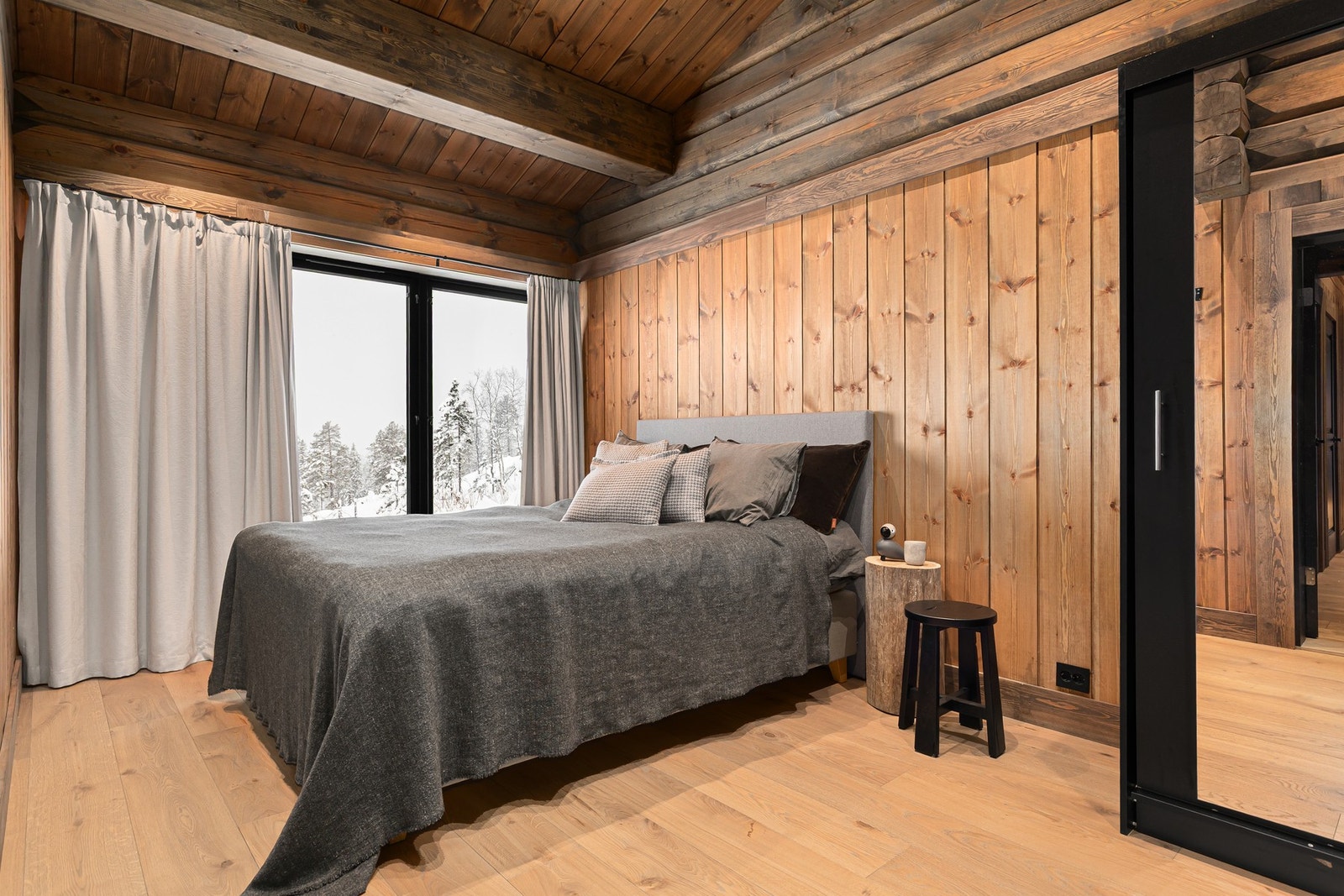 Hovedsoverommet er av god størrelse med plass til dobbeltseng og tilhørende møblement etter ønske og behov Galleribilde