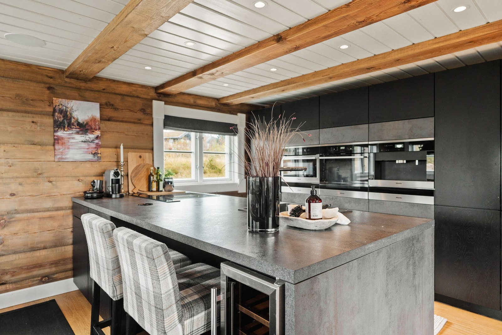 Stilrent kjøkken med eksklusiv øy med sitteplasser Galleribilde