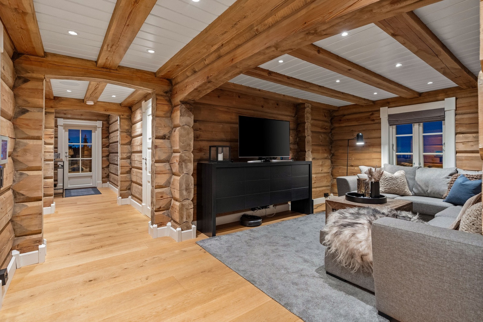 God plass til sofa og tv-oppsett. Galleribilde