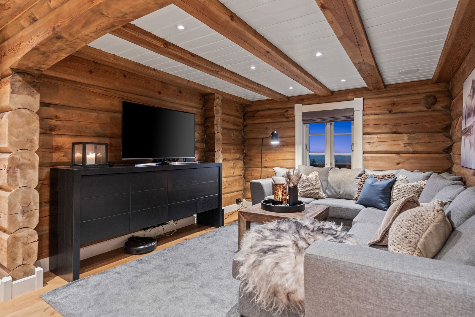 Egen TV-stue med tømmervegger og lune toner. Perfekt for filmkveld eller en stille stund etter skituren. Galleribilde