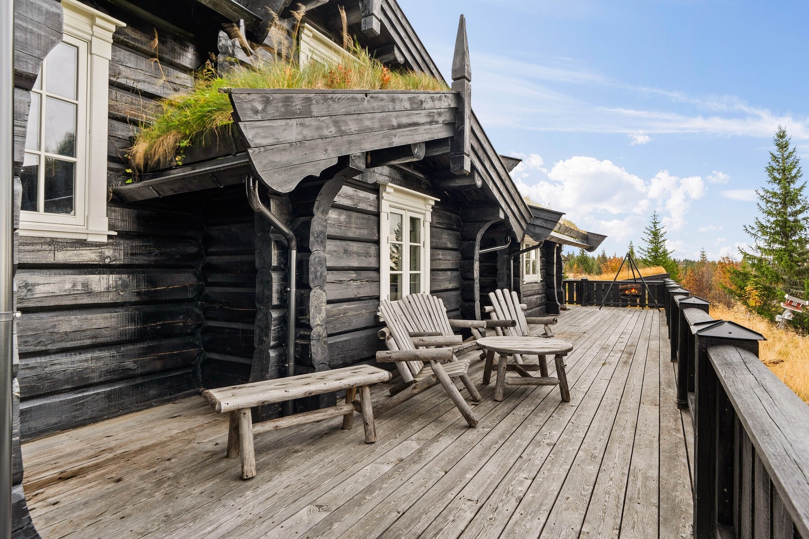 Overbygd del av terrassen gir ly for vind og vær. Galleribilde