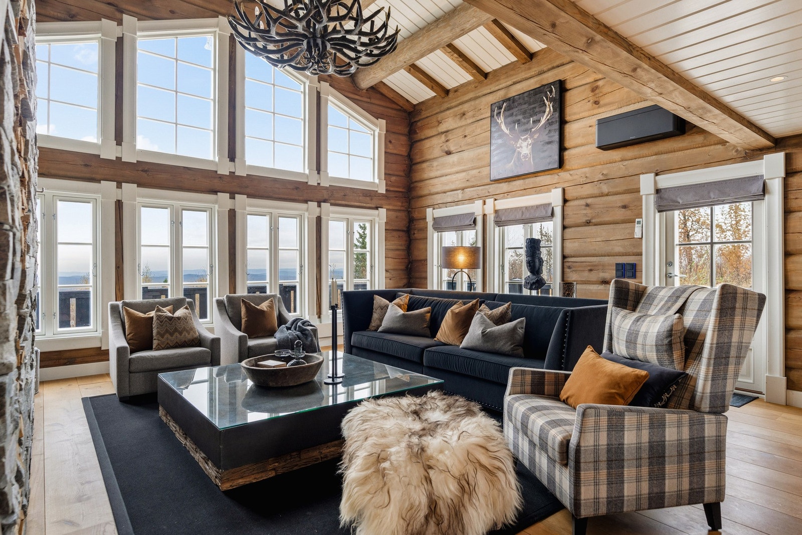 Store vindusflater gir rikelig med lys til rommet Galleribilde