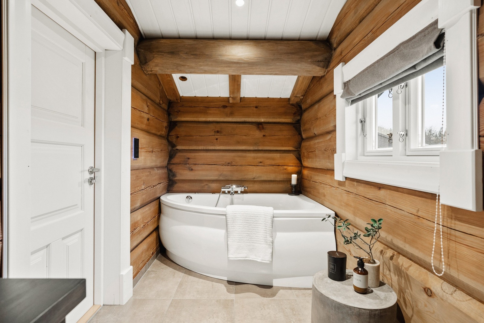 Bad med hjørnebadekar og ekte hyttefølelse. Galleribilde