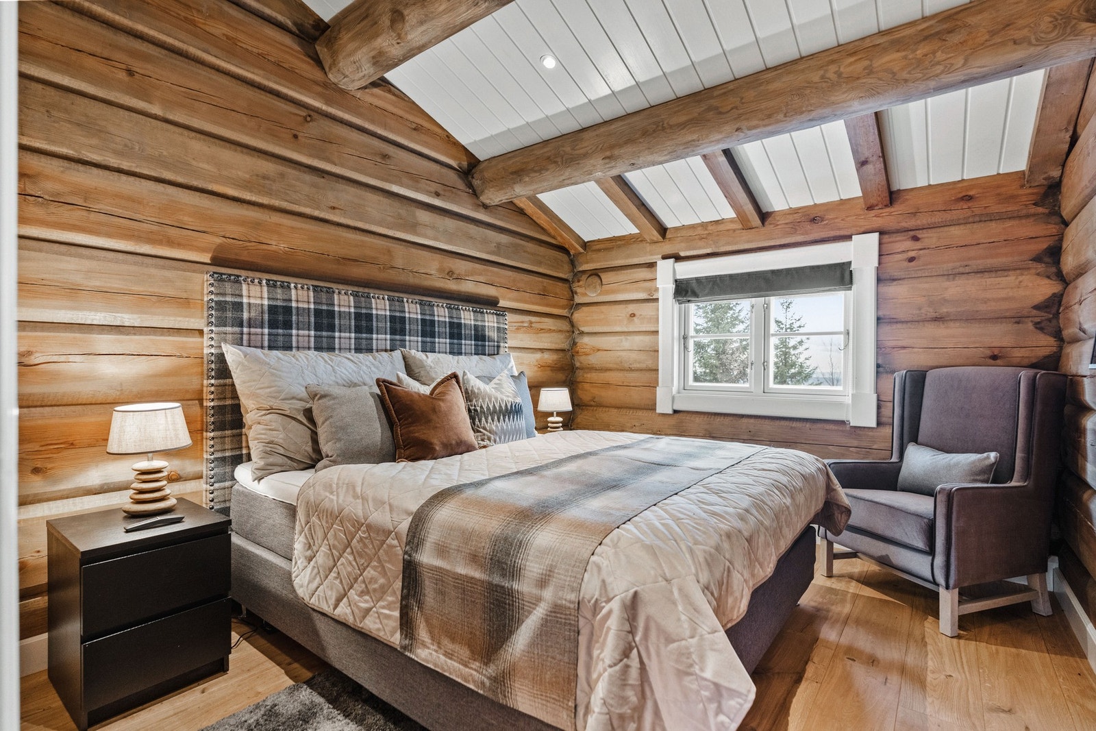 Soverom med hotellfølelse og rustikk sjarm. Galleribilde