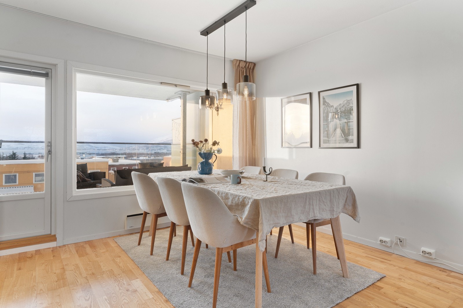 God plass til stor spisestue i overgang kjøkken mot stue.