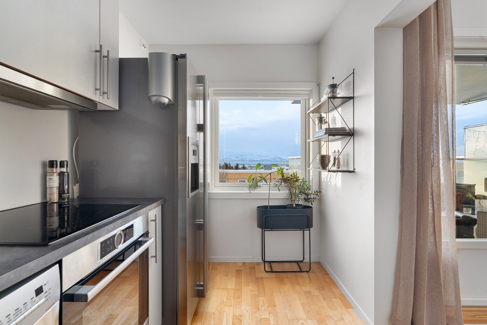 Fra kjøkkenet kan du også nyte utsikten.