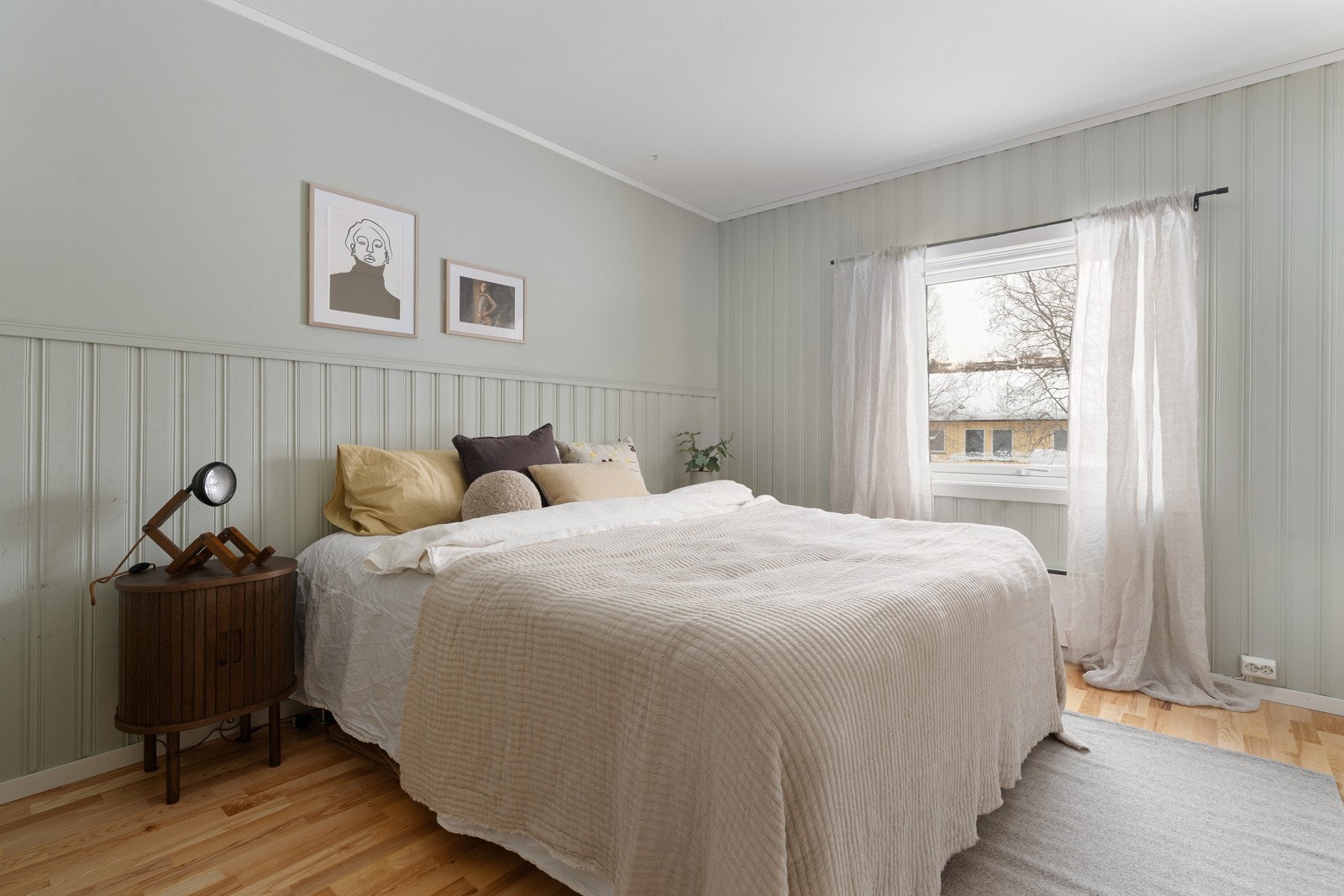 Romslig hovedsoverom med plass til dobbelseng.