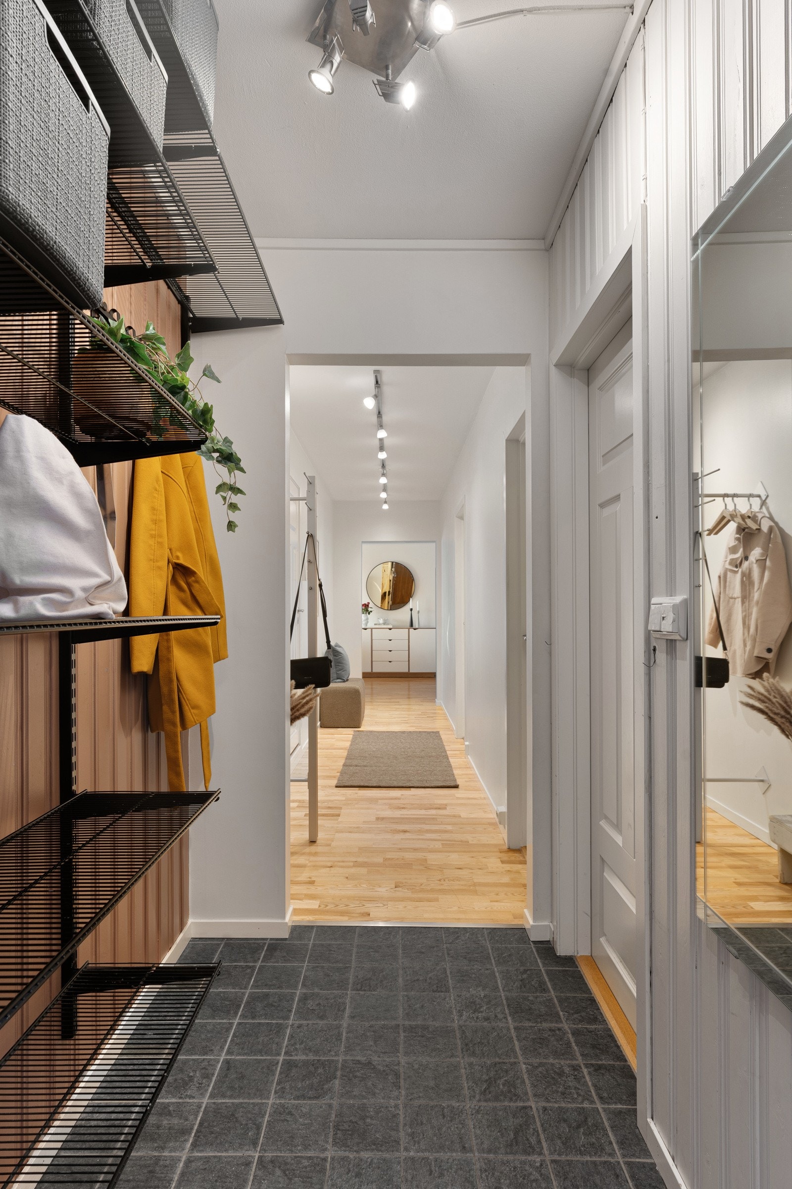 Velkommen inn! Flislagt entré.