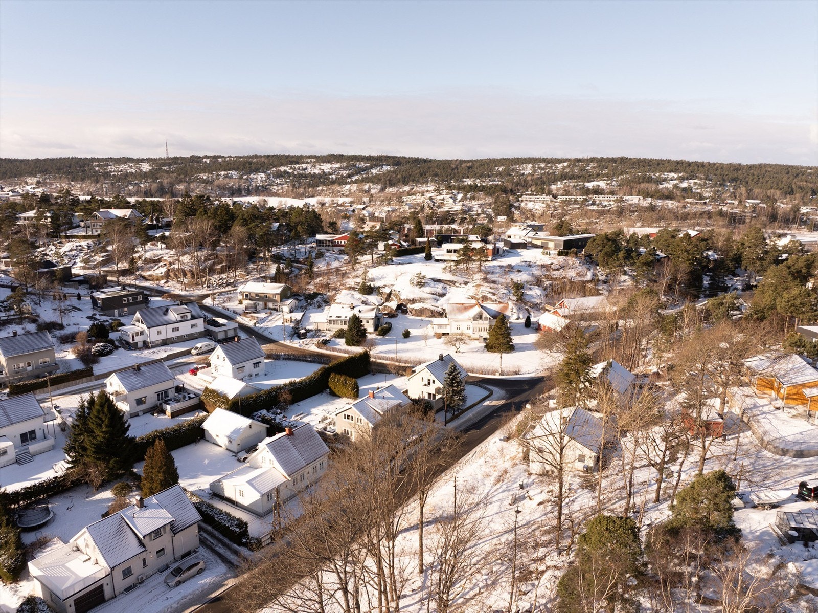For en familie med barn i skolealder er det spesielt praktisk at boligen praktisk talt ligger midt mellom Hurrød barneskole og Gressvik ungdomsskole. Galleribilde